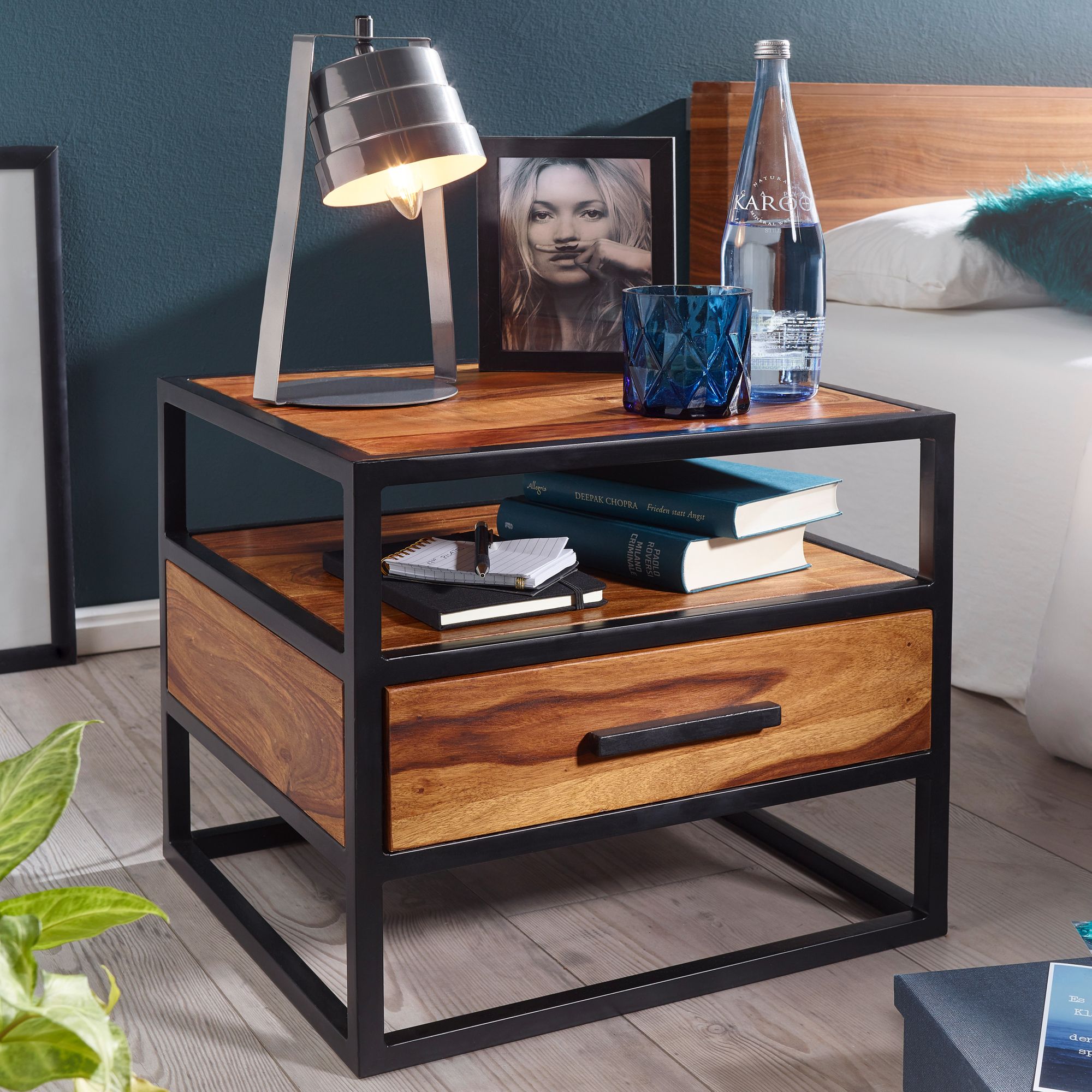 Mesa de cabeceira industrial em madeira maciça de Sheesham castanha 50x45x45 cm com estrutura metálica preta fosca | Madeira maciça | Castanha | 50x45x45 cm